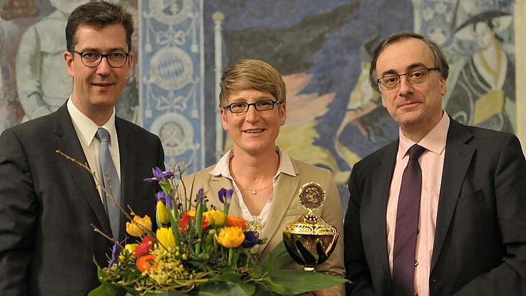 Franziska Liebhardt ist von der Stadt als &bdquo;Sportlerin des Jahres 2016&ldquo; geehrt worden. Pokal und Blumen übergaben Oberbürgermeister Christian Schuchardt (links) und Sportreferent Muchtar Al Ghusain.