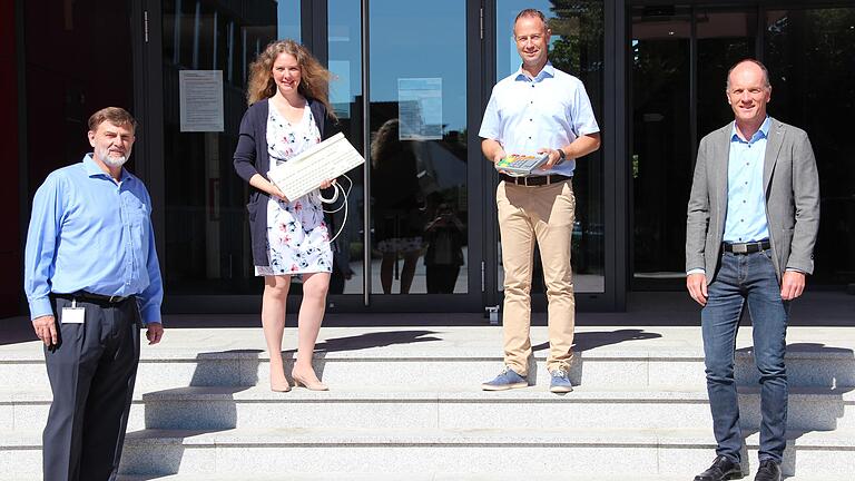 Christine Götz (Zweite von links), Leiterin der Jakob-Preh-Schule in Bad Neustadt, und ihr Stellvertreter Christian Stöhr (Zweiter von rechts) freuen sich über die Tastaturen der PrehKeyTec GmbH, die von Geschäftsführer Günter Kissner (links) und Sales Manager Christoph Wolz (rechts) übergeben wurden. Christine Götz (Zweite von links), Leiterin der Jakob-Preh-Schule in Bad Neustadt, und ihr Stellvertreter Christian Stöhr (Zweiter von rechts) freuen sich über die Tastaturen der PrehKeyTec GmbH, die von Geschäftsführer Günter Kissner (links) und Sales Manager Christoph Wolz (rechts) übergeben wurden.