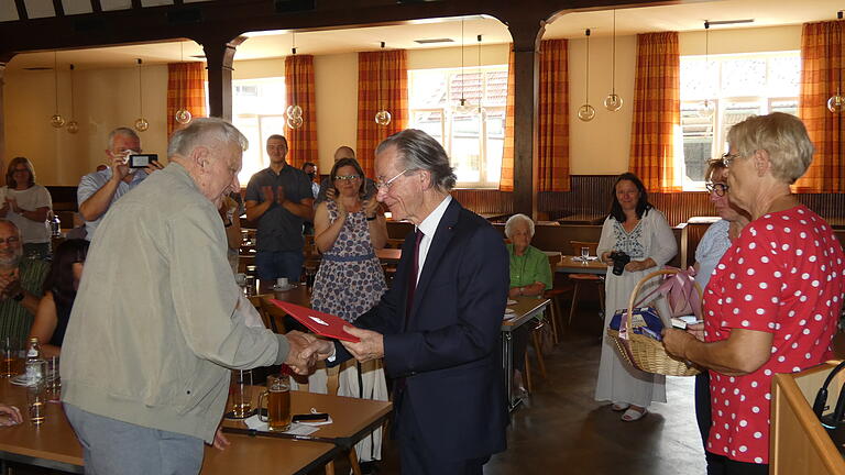 Ottomar Welz (links) übertrifft mit 65 Jahren Parteizugehörigkeit sogar Franz Müntefering um zehn Jahre. Der ehemalige Vizekanzler gratulierte dem Maroldsweisacher Altbürgermeister zum Jubiläum.