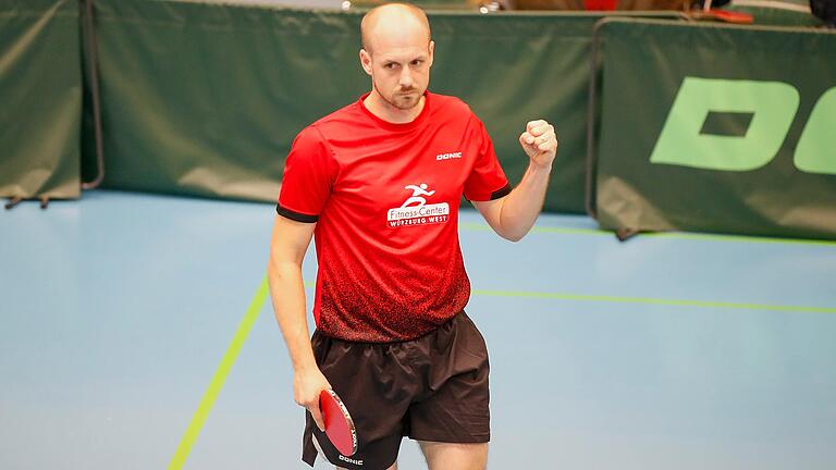 Tischtennis-Spitzenspieler Nico Christ war glücklich, dass der SB Versbach nach vier Niederlagen wieder ein Spiel in der Dritten Bundesliga Süd gewonnen hat.