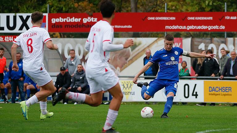 Michel mit Maß: Der Schuss zum 1:1 für den FV 04 Würzburg von Torschütze Dennie Michel (rechts). Die Würzburger Bayernliga-Fußballer haben ihr Heimspiel auf der Sepp-Endres-Sportanlage an der Mainaustraße gegen den SSV Jahn Regensburg II gewonnen.