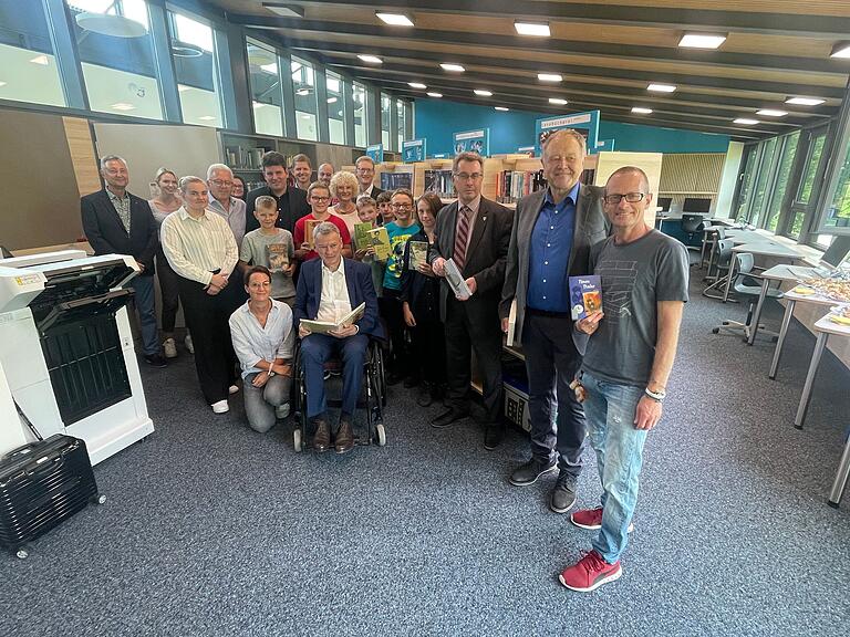 Schüler und Ehrengäste freuen sich gemeinsam über die gelungene Generalsanierung der Schulbibliothek. Schüler und Ehrengäste freuen sich gemeinsam über die gelungene Generalsanierung der Schulbibliothek.
