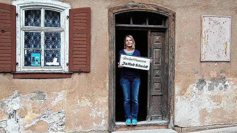 Andrea Meub öffnet zur 1200-Jahr-Feier in Friesenhausen (Lkr. Haßberge) den von ihr restaurierten ehemaligen Kaufladen. Andrea Meub öffnet zur 1200-Jahr-Feier in Friesenhausen (Lkr. Haßberge) den von ihr restaurierten ehemaligen Kaufladen.