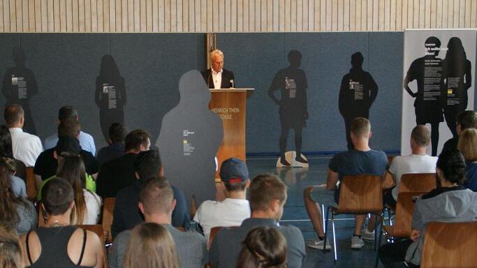 Die Schatten von sechs im Straßenverkehr ums Leben gekommenen jungen Menschen bilden die Ausstellung „Schatten – Ich wollte doch leben“, die am Dienstag an der Berufsschule Haßfurt eröffnet wurde. Die Schatten werden bis Ende Juni überall im Schulhaus präsent sein. Die Schatten von sechs im Straßenverkehr ums Leben gekommenen jungen Menschen bilden die Ausstellung „Schatten – Ich wollte doch leben“, die am Dienstag an der Berufsschule Haßfurt eröffnet wurde. Die Schatten werden bis Ende Juni überall im Schulhaus präsent sein.