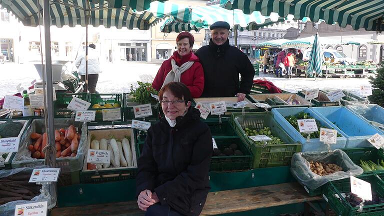 Jahrelang ein gewohnter Anblick auf dem Schweinfurter Markt, doch damit ist jetzt Schluss: Karin und Werner Bandorf sowie Ruth Stoll (vorne). Jahrelang ein gewohnter Anblick auf dem Schweinfurter Markt, doch damit ist jetzt Schluss: Karin und Werner Bandorf sowie Ruth Stoll (vorne).