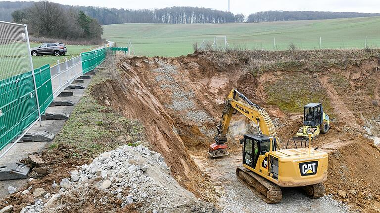 Ein Hang an der Tongrube in Helmstadt (Lkr. Würzburg), der ins Rutschen geraten war, wird wieder befestigt. Die Recyclingfirma Beuerlein will an dem Standort eine DK1-Deponie errichten. Ein Hang an der Tongrube in Helmstadt (Lkr. Würzburg), der ins Rutschen geraten war, wird wieder befestigt. Die Recyclingfirma Beuerlein will an dem Standort eine DK1-Deponie errichten.