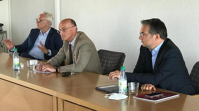 Der bisherige Klinikvorstand Wilfried Neubauer, Landrat Wilhelm Schneider und der neue Interimsmanager Oliver Zimmer sprechen darüber, wie es mit den Haßberg-Kliniken weitergehen soll. Der bisherige Klinikvorstand Wilfried Neubauer, Landrat Wilhelm Schneider und der neue Interimsmanager Oliver Zimmer sprechen darüber, wie es mit den Haßberg-Kliniken weitergehen soll.