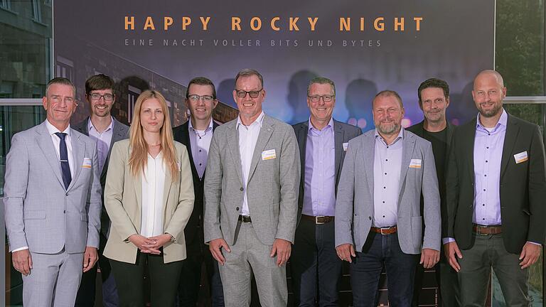 Feierten 30 Jahre Rockenstein AG (von links): Frank Zumkeller (Architekt), die neuen Vorstände Florian Göpfert, Janina Hirt und Julian Zehnter sowie Vorstandsvorsitzender Christoph Rockenstein, Jürgen Götz (Bürgermeister Veitshöchheim), Landrat Thomas Eberth, Moderator Bernd Zehnter und Sascha Genders (Hauptgeschäftsführer IHK Würzburg-Schweinfurt).