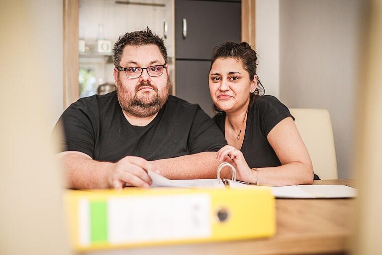 Steven und Anja Maier blättern sich durch die zahlreichen Ordner und Krankenakten.