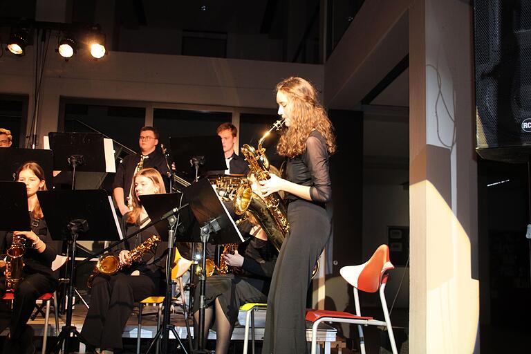 Zahlreiche Solisten sowohl bei der Junior- als auch bei der Senior-Big-Band glänzten beim Big-Band-Konzert. Lena Sitzmann, Musikerin der Senior-Big-Band, auf dem Baritonsaxophon bei 'Billie’s Bounce'. Zahlreiche Solisten sowohl bei der Junior- als auch bei der Senior-Big-Band glänzten beim Big-Band-Konzert. Lena Sitzmann, Musikerin der Senior-Big-Band, auf dem Baritonsaxophon bei 'Billie’s Bounce'.
