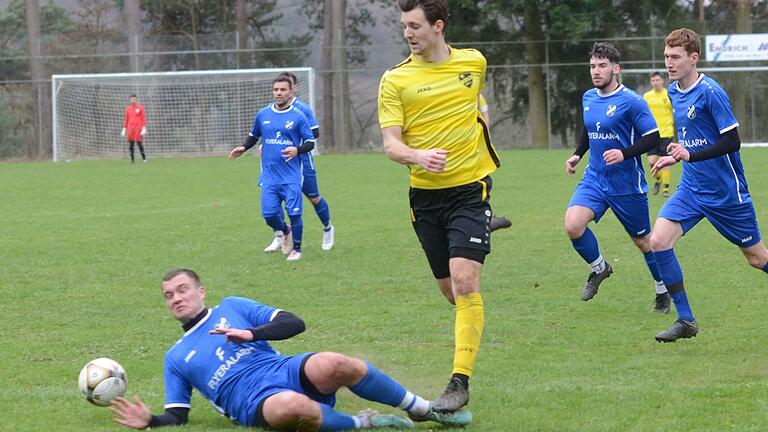 Die letztlich entscheidende Szene beim Stand von 1:1 in der 71. Spielminute: Bei der Hereingabe von Auras Robin Schindler (rechts) springt Benjamin Glück vom SV Sendelbach-Steinbach der Ball an die Hand. Schiedsrichter Kai-Uwe Brune entschied auf Elfmeter, den Carlo Spiegel zum 2:1-Siegtreffer der Gäste verwandelte.