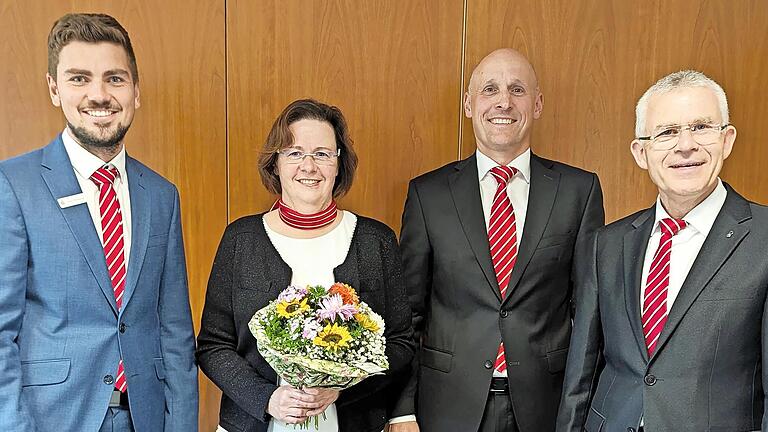 Der Vorstandsvorsitzende der Sparkasse Bad Kissingen, Roland Friedrich (rechts), dankt den Jubilaren Fabian Rottenberger (von links), Claudia Dunkel und Alexander Tröger für ihre Treue zur Sparkasse.       -  Der Vorstandsvorsitzende der Sparkasse Bad Kissingen, Roland Friedrich (rechts), dankt den Jubilaren Fabian Rottenberger (von links), Claudia Dunkel und Alexander Tröger für ihre Treue zur Sparkasse.