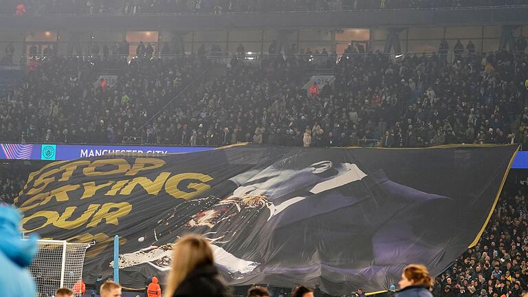 Manchester City - Real Madrid - Hämisches Banner: City-Fans verspotten Reals Vinícius Júnior vor dem Spiel. Manchester City - Real Madrid - Hämisches Banner: City-Fans verspotten Reals Vinícius Júnior vor dem Spiel.