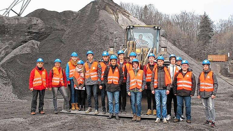 Auf Exkursion im Basaltsteinbruch       -  (rt)   Zwei Tage verbrachten 27 Schüler aus dem Steigerwald-Landschulheim Wiesentheid im Schullandheim. Die Teilnehmer der Geographiekurse der elften und zwölften Klasse des Gymnasiums erkundeten unter Begleitung ihrer Lehrer Ulrike Sandmeyer-Haus und Harald Godron auf einer Geologie-Exkursion in der Rhön die Umgebung des Schullandheims Bauersberg bei Bischofsheim, schreibt die Schule in einer Mitteilung. Andrea Schmitt, die Leiterin des Studienhauses Bauersberg, referierte über Besonderheiten der Gesteine in der vulkanisch geprägten Rhön. Die Jungen und Mädchen hatten Gelegenheit, diese Gesteine mit Hilfe von etlichen Experimenten zu untersuchen. Außerdem wurde ein Basaltsteinbruch besichtigt. Die Schüler wurden mit Warnweste und Schutzhelm ausgerüstet und sahen, wie von der Firma Basalt im Tagebau Gesteine, unter anderem für den Straßenbau, gefördert werden.  Dazu wird mit Maschinen das vulkanische Basaltgestein, nachdem es aus dem Hang gesprengt worden ist, verladen und in hochhausgroßen Spezialmaschinen in die entsprechende Gesteinsgröße zerkleinert.