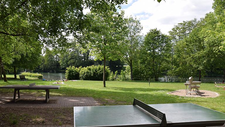 Am Sennfelder Badesee werden der Wasserspielplatz umgestaltet (rechts) und die Badeplattform zum Wasser eingezäunt.