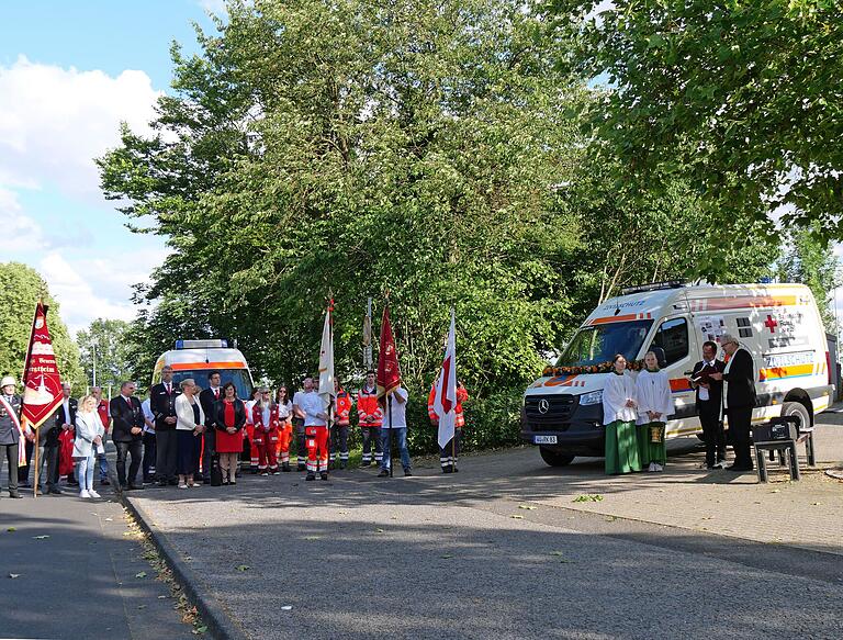 Pfarrer Helmut Rügamer (rechts) und Pfarrer Ivar Brückner segneten den neuen Notfallkrankenwagen, der im Einsatzfall von ehrenamtlichen Sanitätskräften der BRK-Bereitschaft Bergtheim besetzt wird. Anwesend waren Mitglieder des Roten Kreuzes, Ehrengäste, Fahnenabordnungen und interessierte Dorfbewohner.