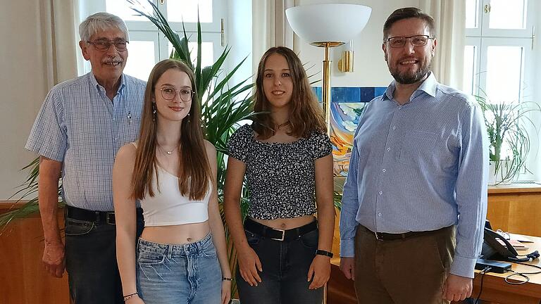 Das Foto zeigt (von links)&nbsp; Wolf-Dieter Gutsch, der 1. Vorsitzende des Schul- und Fördervereins des LSH zusammen mit Barbora Listíková, Barbora Svobodová und Bürgermeister Klaus Köhler im Wiesentheider Rathaus.