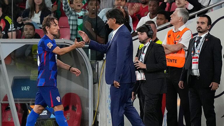 Portugal - Kroatien       -  Der Trainer und sein Superstar: Kroatiens Zlatko Dalic klatscht Luka Modric ab.