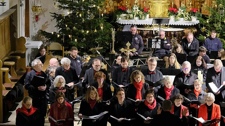 Der gemischte Chor des Liederkranz  und die Stadtkapelle Zeil beim Neujahrskonzert.