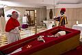 Papst Franziskus gestorben - Aufbahrung im Vatikan       -  Der tote Papst Franziskus liegt nun in der Kapelle seiner Residenz Santa Marta im offenen Sarg.