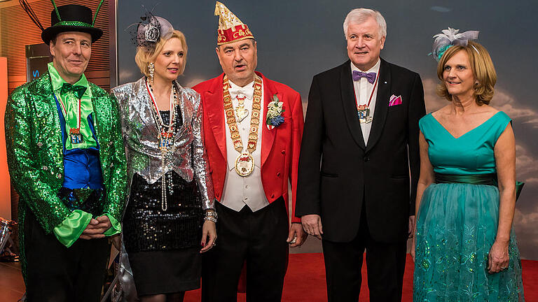 Ein Gruppenfoto mit Veitshöchheims Bürgermeister Jürgen Götz, BR-Rundfunkrätin Kathrin Degmair und Ministerpräsident Horst Seehofer mit Ehefrau Karin.