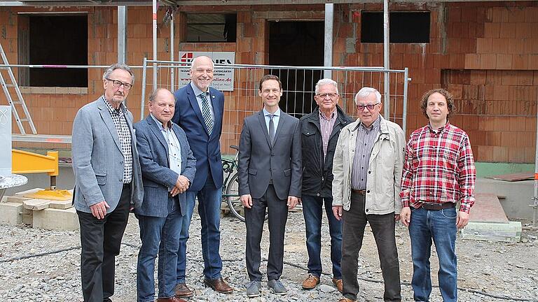 Richtfest am Neubau des Neun-Familien-Hauses in der Steigerwaldstraße: (von links) die WBG-Vorstände Elmar Stickelmaier und Adolf Steigerwald, 2. Bürgermeister Erich Servatius, Bürgermeister Thorsten Wozniak, WBG-Aufsichtsrat Erich Schneider, WBG-Aufsichtsratsvorsitzender Alfred Hügelschäfer und Architekt Andreas Steigerwald. Richtfest am Neubau des Neun-Familien-Hauses in der Steigerwaldstraße: (von links) die WBG-Vorstände Elmar Stickelmaier und Adolf Steigerwald, 2. Bürgermeister Erich Servatius, Bürgermeister Thorsten Wozniak, WBG-Aufsichtsrat Erich Schneider, WBG-Aufsichtsratsvorsitzender Alfred Hügelschäfer und Architekt Andreas Steigerwald.