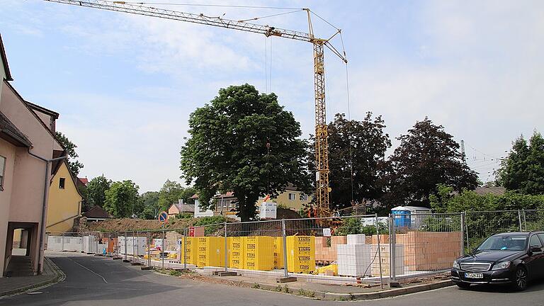 Auf dem Grundstück des ehemaligen Gasthauses Goldener Löwe an der Ecke Würzburger Straße/Lindenstraße haben die Arbeiten für ein Wohnprojekt  begonnen. 26 barrierefreie Wohnungen plus Gaststätte und Büro sollen hier entstehen.