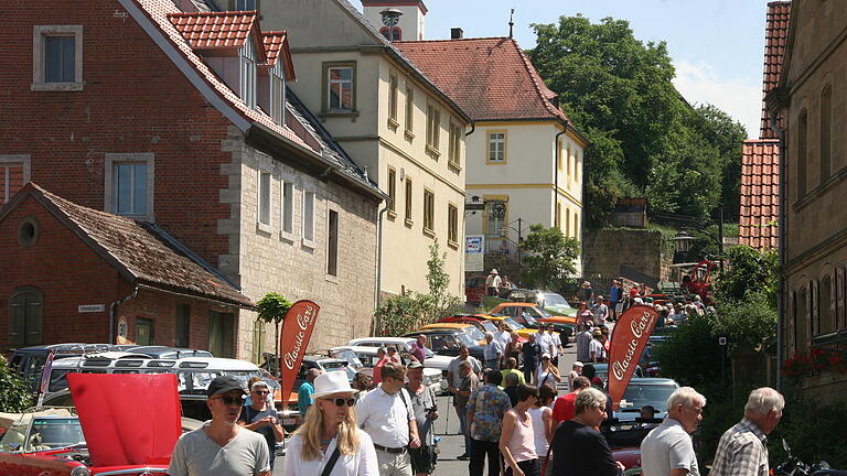 Tausende Oldtimerfreunde bevölkerten an Fronleichnam den Marktbreiter Stadtteil Gnodstadt. Im Rahmen des Dorffestes hatte Winfried Heinkel zum neunten Mal ein Oldtimertreffen organisiert, zu dem rund 300 Besitzer von Bulldogs, Autos und Motorrädern vergangener Tage mit ihren Vehikeln vor Ort waren.