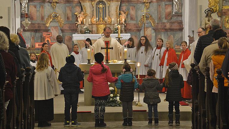 Zum Vater unser lud der neue Pfarradministrator Florian Herzog die Kommunionkinder und Kinder ein, zum Altar zu kommen.