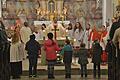 Zum Vater unser lud der neue Pfarradministrator Florian Herzog die Kommunionkinder und Kinder ein, zum Altar zu kommen.