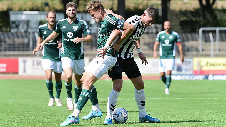 Stellte den FC 05 Schweinfurt mehrfach vor Probleme: Der Burghausener Andrija Bosnjak (rechts), hier im Zweikampf mit dem Nullfünfer Lukas Aigner.