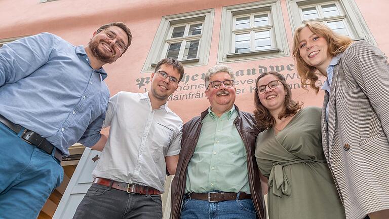 Jubiläum der 'Freunde Mainfränkischer Kunst und Geschichte': (von links) Maximilian Münzel, Fabian Scheidler, der Vereinsvorsitzende Prof. Matthias Stickler, Felicitas Stickler und Lisa Götz vor der Geschäftsstelle im Handwerkerhaus in der Pleich in Würzburg. Jubiläum der 'Freunde Mainfränkischer Kunst und Geschichte': (von links) Maximilian Münzel, Fabian Scheidler, der Vereinsvorsitzende Prof. Matthias Stickler, Felicitas Stickler und Lisa Götz vor der Geschäftsstelle im Handwerkerhaus in der Pleich in Würzburg. 