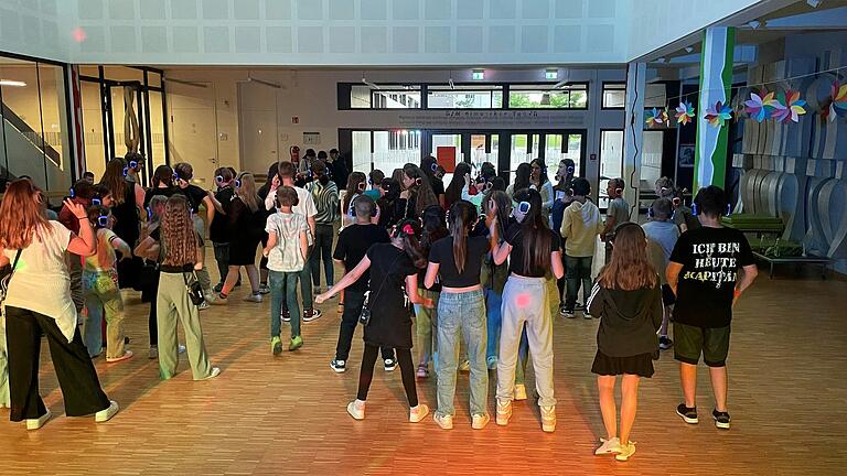 Ausgelassene Stimmung bei der Silent Disco in der Aula der Dreiberg-Schule. Ausgelassene Stimmung bei der Silent Disco in der Aula der Dreiberg-Schule.