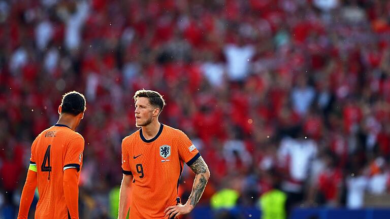 Niederlande bei der Euro 2024 - Virgil Van Dijk und Wout Weghorst schauen etwas ratlos: Die Stimmung bei den Niederländern ist vor dem EM-Achtelfinale gegen Rumänien nicht gut. Niederlande bei der Euro 2024 - Virgil Van Dijk und Wout Weghorst schauen etwas ratlos: Die Stimmung bei den Niederländern ist vor dem EM-Achtelfinale gegen Rumänien nicht gut.