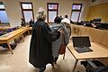 Beginn Prozess gegen Eltern eines Mädchens       -  Die Mutter weist am ersten Verhandlungstag zurück, den Tod der 16-Jährigen billigend in Kauf genommen zu haben. &bdquo;Sie hat selbstständig getrunken und auch immer wieder Salzstängchen gegessen&rdquo;, sagt der Verteidiger der Frau.