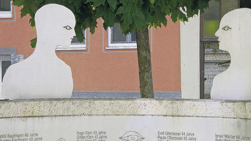 1942 hörte die jüdische Gemeinde in Bad Neustadt auf zu existieren. Auch die beiden 43-jährigen Hugo und Gretel Klein wurden deportiert und ermordet. Das Denkmal in der Bauerngasse in Bad Neustadt. 1942 hörte die jüdische Gemeinde in Bad Neustadt auf zu existieren. Auch die beiden 43-jährigen Hugo und Gretel Klein wurden deportiert und ermordet. Das Denkmal in der Bauerngasse in Bad Neustadt.