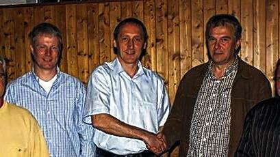 Neuwahl und Ehrungen: Bei den Neuwahlen des FC „Germania“ Karsbach wurden in der Jahresversammlung (von links) Schriftführer Michael Schulte, Kassier Thomas Albert und Vorsitzender Harald Peter in ihren Ämtern bestätigt. Für 40-jährige Treue zum Verein erhielten Michael Amtmann und Hans Klüpfel Urkunden, Ehrennadeln und Präsente. Neuwahl und Ehrungen: Bei den Neuwahlen des FC „Germania“ Karsbach wurden in der Jahresversammlung (von links) Schriftführer Michael Schulte, Kassier Thomas Albert und Vorsitzender Harald Peter in ihren Ämtern bestätigt. Für 40-jährige Treue zum Verein erhielten Michael Amtmann und Hans Klüpfel Urkunden, Ehrennadeln und Präsente.