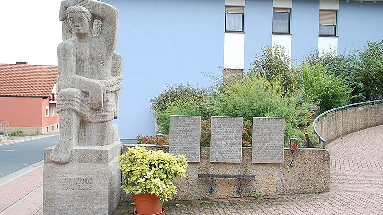 Dem Hl. Sebastian geweiht ist das Ehrenmal für die Opfer der beiden Weltkriege in Bischbrunn. Die überlebensgroße Figur wurde aus Kirchheimer Muschelkalk geschaffen und wiegt etwa 130 Zentner. Auf den drei Tafeln daneben sind die Namen der Opfer der Kriege vermerkt.