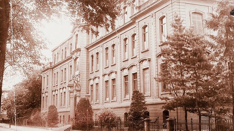 Die ehemalige Universitäts-Augenklinik am Röntgenring kurz nach ihrer Eröffnung im Mai 1901. Die ehemalige Universitäts-Augenklinik am Röntgenring kurz nach ihrer Eröffnung im Mai 1901.