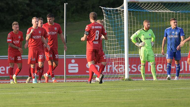 Jubel über den 1:1-Ausgleich: Leon Heinze (links, Nummer 31) hatte aufgelegt, Max Schebak (Nummer 27) abgeschlossen. Jubel über den 1:1-Ausgleich: Leon Heinze (links, Nummer 31) hatte aufgelegt, Max Schebak (Nummer 27) abgeschlossen.