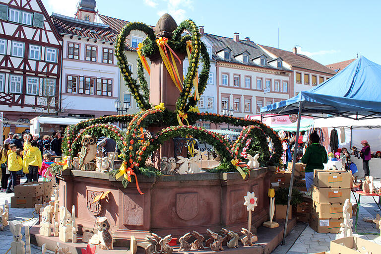 Der festlich geschmückte Osterbrunnen auf dem Marktplatz. Der festlich geschmückte Osterbrunnen auf dem Marktplatz.
