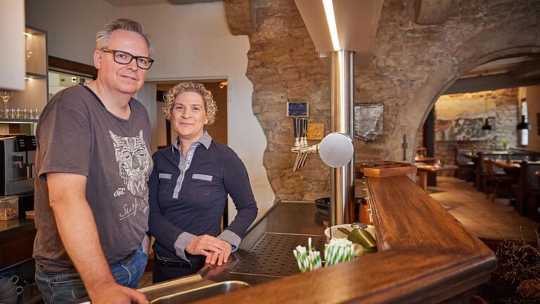 Steffen Schubotz und Katrin Weisbach sind die neuen Betreiber der frisch renovierten Gaststätte 'Zum Frickenhäuser Fischer'. Steffen Schubotz und Katrin Weisbach sind die neuen Betreiber der frisch renovierten Gaststätte 'Zum Frickenhäuser Fischer'. 