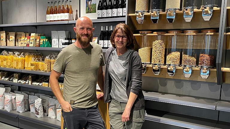 Marita Sterk und ihr Sohn Christoph Sterk bieten ab sofort in ihrem Hofladen und Café 'Heimathungrig' Produkte aus vorwiegend lokaler und regionaler Erzeugung an. Zudem können Kunden sich an der 'Kostbar' mit unverpackten Nüssen und Saaten versorgen. Marita Sterk und ihr Sohn Christoph Sterk bieten ab sofort in ihrem Hofladen und Café 'Heimathungrig' Produkte aus vorwiegend lokaler und regionaler Erzeugung an. Zudem können Kunden sich an der 'Kostbar' mit unverpackten Nüssen und Saaten versorgen.