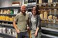 Marita Sterk und ihr Sohn Christoph Sterk bieten ab sofort in ihrem Hofladen und Café 'Heimathungrig' Produkte aus vorwiegend lokaler und regionaler Erzeugung an. Zudem können Kunden sich an der 'Kostbar' mit unverpackten Nüssen und Saaten versorgen.