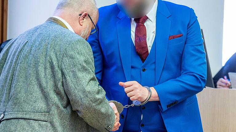 Verteidiger Hubertus Werner begrüßt den Angeklagten Kai K. im Gericht in Schweinfurt.