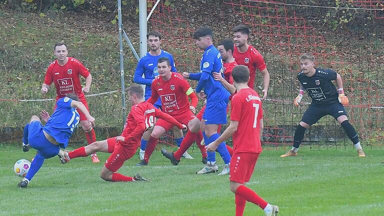 Leidenschaftlich verteidigten heißt es für die FC Fuchsstadt auch gegen den Gast aus Schweinfurt. Im Hinspiel setzte es für die Füchse auf der Maibacher Höhe und deutliches und schmerzvolles 0:6. - Leidenschaftlich verteidigten heißt es für die FC Fuchsstadt auch gegen den Gast aus Schweinfurt. Im Hinspiel setzte es für die Füchse auf der Maibacher Höhe und deutliches und schmerzvolles 0:6. Leidenschaftlich verteidigten heißt es für die FC Fuchsstadt auch gegen den Gast aus Schweinfurt. Im Hinspiel setzte es für die Füchse auf der Maibacher Höhe und deutliches und schmerzvolles 0:6. - Leidenschaftlich verteidigten heißt es für die FC Fuchsstadt auch gegen den Gast aus Schweinfurt. Im Hinspiel setzte es für die Füchse auf der Maibacher Höhe und deutliches und schmerzvolles 0:6.