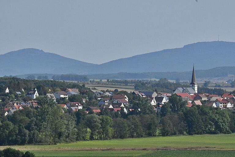 Der Gemeinderat von Großeibstadt hat den Haushalt für das Jahr 2025 beraten und 'abgesegnet'. Unser Bild zeigt die Gemeinde von einer Anhöhe bei Kleineibstadt. Der Gemeinderat von Großeibstadt hat den Haushalt für das Jahr 2025 beraten und 'abgesegnet'. Unser Bild zeigt die Gemeinde von einer Anhöhe bei Kleineibstadt.