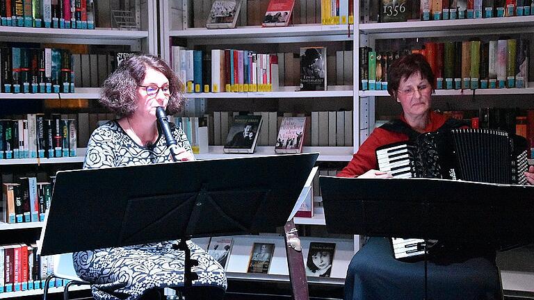 Renate Drach mit den Flöten und Birgit Hutzel am Akkordeon bereicherten den Literaturabend musikalisch.