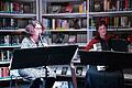 Renate Drach mit den Flöten und Birgit Hutzel am Akkordeon bereicherten den Literaturabend musikalisch.