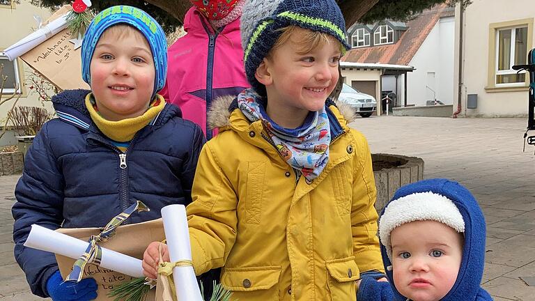 Groß war die Freude bei den Kindern, die sich eine &quot;Weihnachtstüte to Go&quot; im Volkacher Familienstützpunkt abholen konnten.